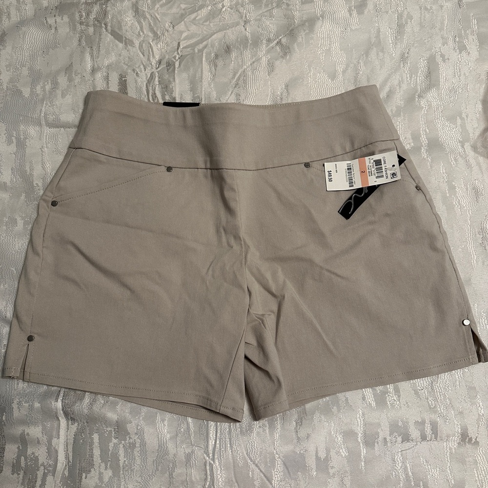 Pull-on Shorts in Classic Khaki color // New with Tags